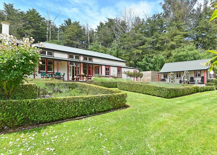 India House & Ica Whare In Whareama, Nr Riversdale Beach